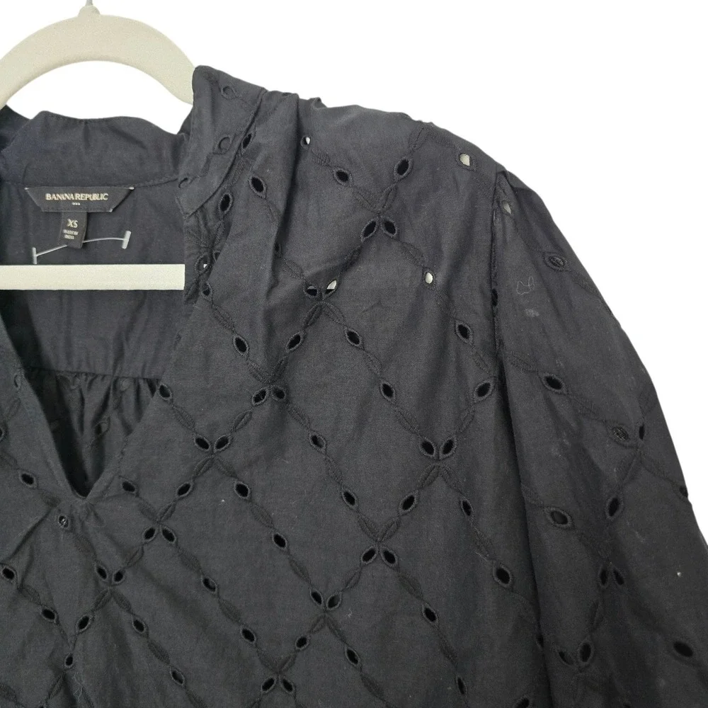 Banana Republic Eyelet Blouse Women XS Black Puff‎ Sleeve V-Neck Top